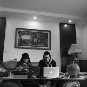 小娻孑在卧室里被躁
